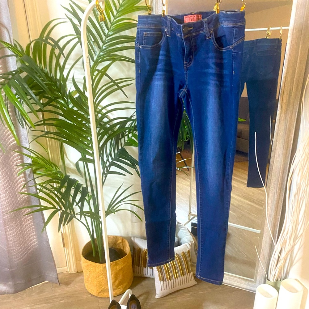 BUTT LIFTING + ENHANCING SKINNY JEANS